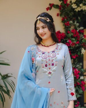 Harshaali Malhotra Instagram - So colorful, and so bright, just like myself. Right?
.
.
Outfit Courtesy: @aldeenar_fashion_official
.
.
#indianoutfit #desilook #loveyourself #indianlook #lookstyle #desi #indian #harshaalimalhotra