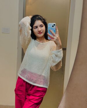 Harshaali Malhotra Instagram - In my happy girl era 🌸
.
.
.
#harshaalimalhota #harshaali #mirrormood #mirrorselfie #happy