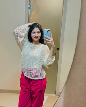 Harshaali Malhotra Instagram - In my happy girl era 🌸
.
.
.
#harshaalimalhota #harshaali #mirrormood #mirrorselfie #happy