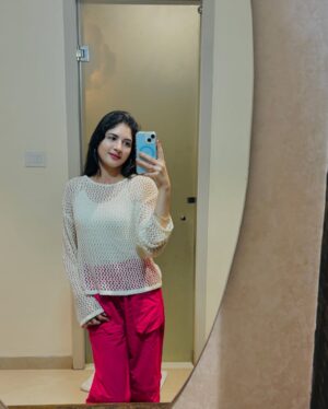 Harshaali Malhotra Instagram - In my happy girl era 🌸
.
.
.
#harshaalimalhota #harshaali #mirrormood #mirrorselfie #happy