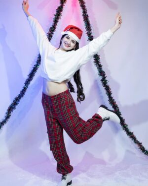 Harshaali Malhotra Instagram - Spark and Shine ✨ It's Christmastime🎅🎄
.
.
📸: @chakliproduction
.
.
#christmasvibes #funtimes #besttimeoftheyear #december #newyear #loveforchristmas #pictureperfect #harshaalimalhotra