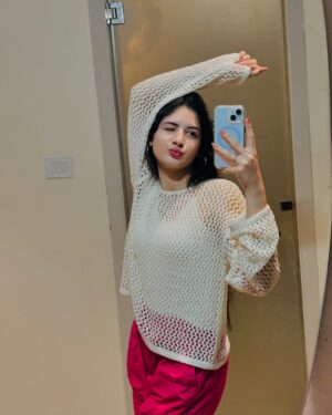 Harshaali Malhotra Instagram - In my happy girl era 🌸
.
.
.
#harshaalimalhota #harshaali #mirrormood #mirrorselfie #happy