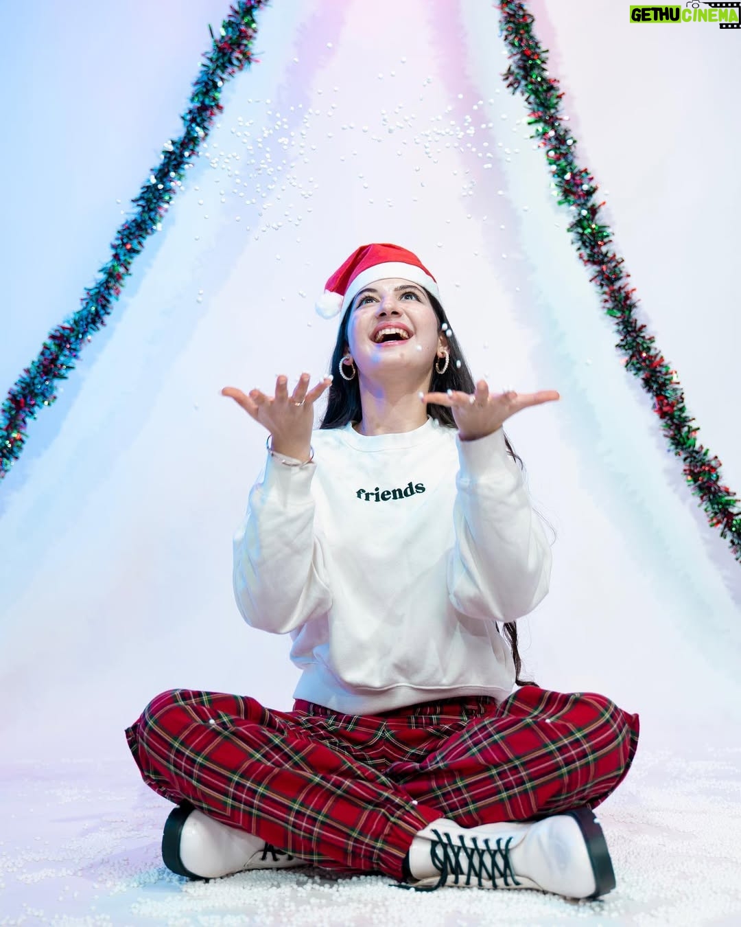 Harshaali Malhotra - 298.6K Likes - Spark and Shine ✨ It's Christmastime🎅🎄 
.
.
📸: @chakliproduction
.
.
#christmasvibes #funtimes #besttimeoftheyear #december #newyear #loveforchristmas #pictureperfect #harshaalimalhotra
