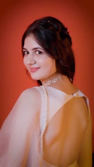 Harshaali Malhotra Instagram - Rani vibes on my farewell day👸💅
Cheers to new beginnings! ✨
.
.
🎥: @chakliproduction
Outfit courtesy: @Meghstudio
Nails : @Nailmerakibykhushi
.
.
#ranivibes #queen #farewell #farewellday #look #style #pose #reelitfeelit #harshaalimalhotra