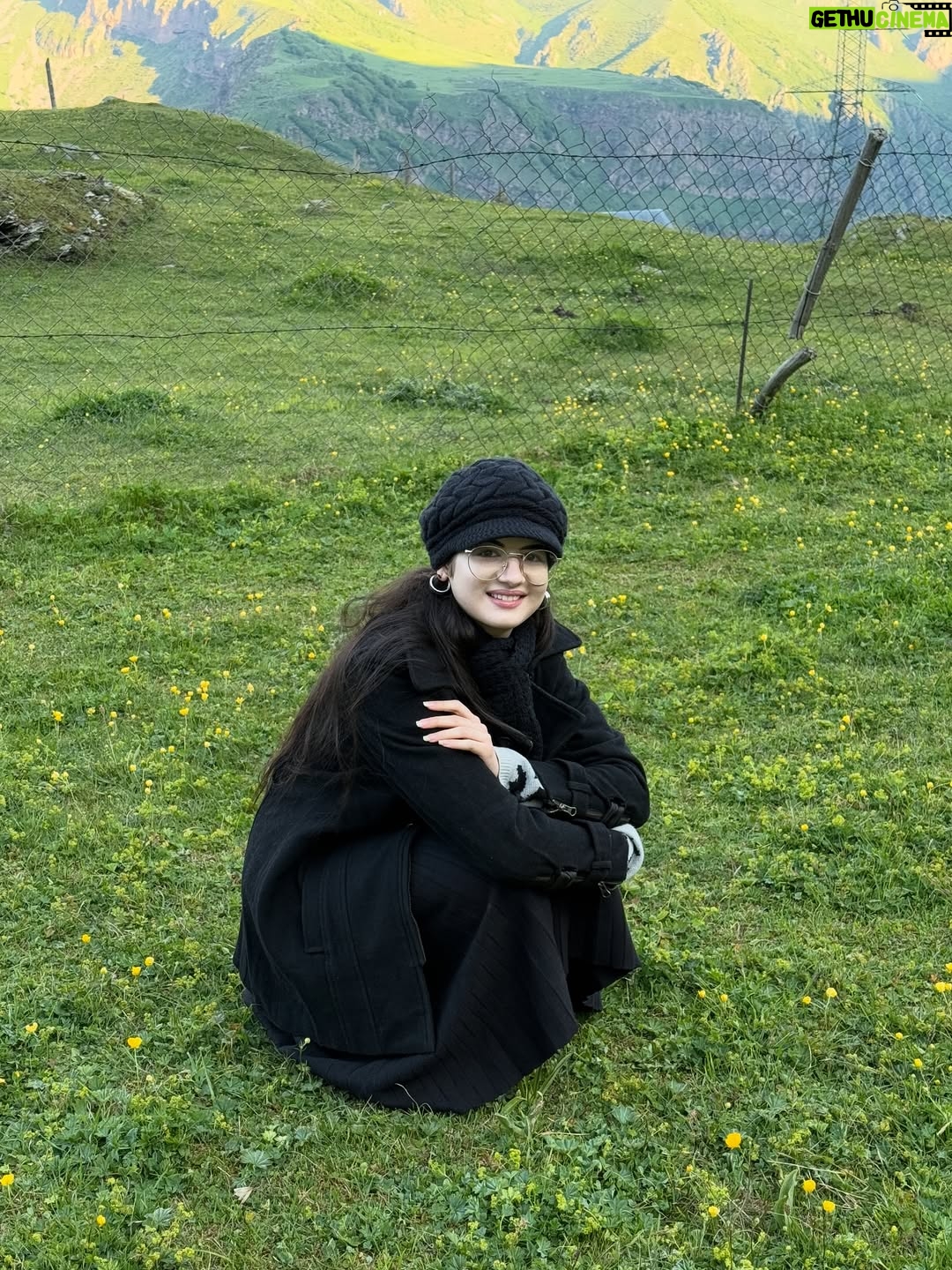 Harshaali Malhotra - 494.4K Likes - Sky above, beauty within🌸☁️
.
.
.

#harshaalimalhotra #harshaali #sky #mountains #peace #vacay #vacation #shoot #beauty