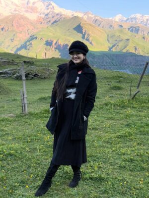 Harshaali Malhotra Instagram - Sky above, beauty within🌸☁️
.
.
.
#harshaalimalhotra #harshaali #sky #mountains #peace #vacay #vacation #shoot #beauty