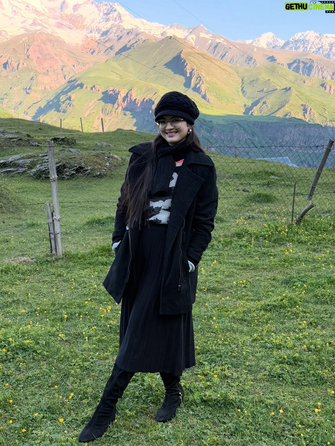 Harshaali Malhotra - 494.4K Likes - Sky above, beauty within🌸☁️
.
.
.

#harshaalimalhotra #harshaali #sky #mountains #peace #vacay #vacation #shoot #beauty