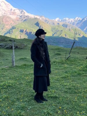 Harshaali Malhotra Instagram - Sky above, beauty within🌸☁️
.
.
.
#harshaalimalhotra #harshaali #sky #mountains #peace #vacay #vacation #shoot #beauty