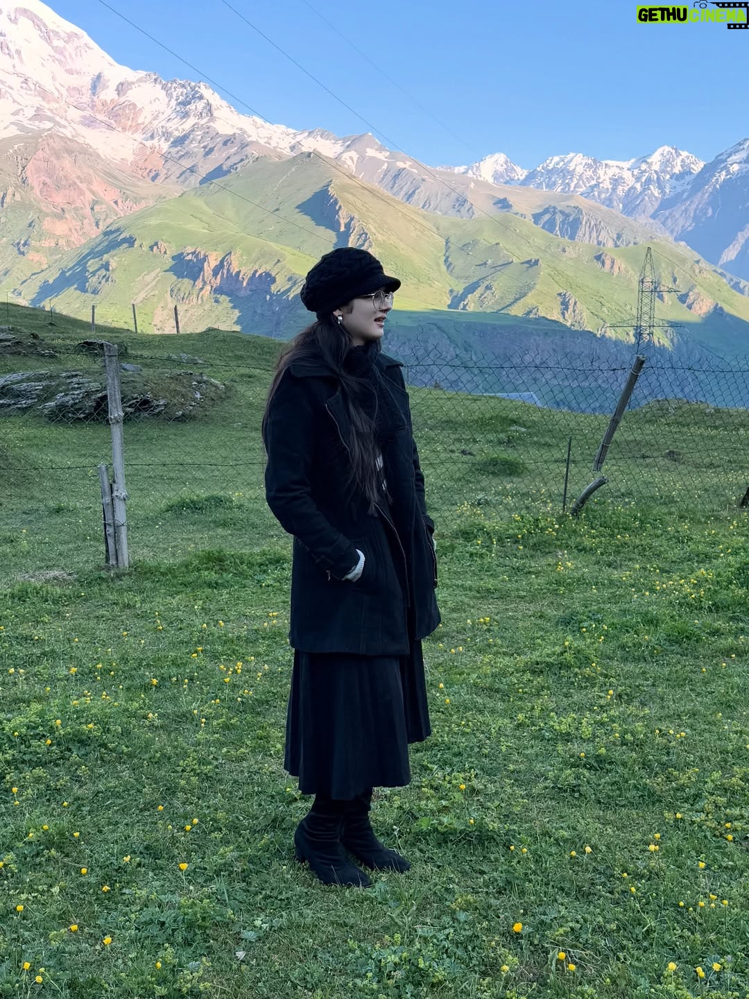 Harshaali Malhotra - 494.4K Likes - Sky above, beauty within🌸☁️
.
.
.

#harshaalimalhotra #harshaali #sky #mountains #peace #vacay #vacation #shoot #beauty