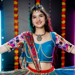Harshaali Malhotra Instagram - In a world full of trends,I choose tradition💃🏻✨
.
.
📸: @chakliproduction
Outfit courtesy: @rishh_designs
.
.
#navratri #garba #festival #festivevibe #colourful #harshaalimalhotra #trending #pictureperfect #garbaoutfit #shinebright #indianwear #instapost