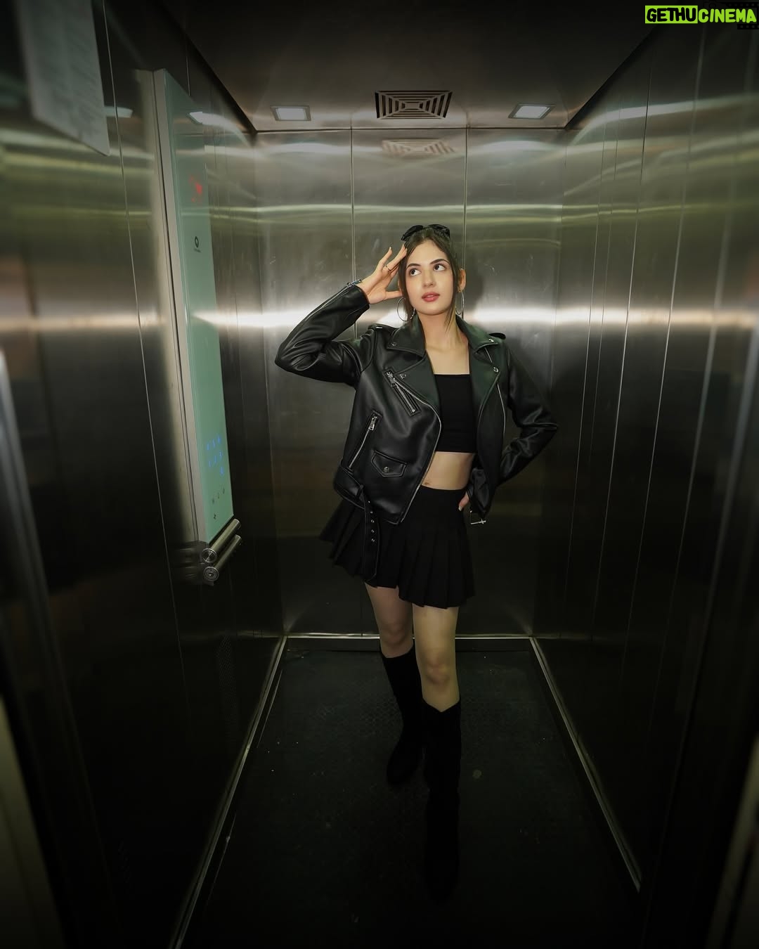 Harshaali Malhotra - 290.4K Likes - Incase of emergency don’t do this 🚨📸🎞️
.
.
.

Shot at :@blivestudio.in
Shot and Edited by : @drkpictures_and team
Styled by:- @ootb_outofthebox_ 

#harshaali #harshaalimalhotra #allgrownup #liftvibes #sos #newshoot #ootd #clickoftheday