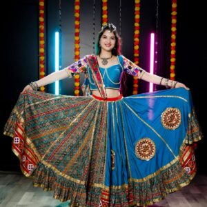 Harshaali Malhotra Instagram - In a world full of trends,I choose tradition💃🏻✨
.
.
📸: @chakliproduction
Outfit courtesy: @rishh_designs
.
.
#navratri #garba #festival #festivevibe #colourful #harshaalimalhotra #trending #pictureperfect #garbaoutfit #shinebright #indianwear #instapost