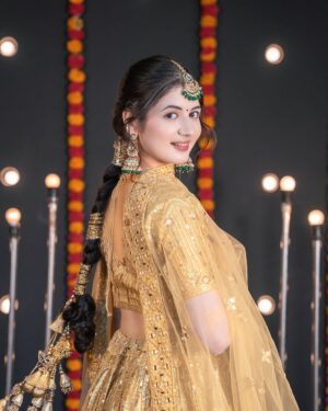 Harshaali Malhotra Instagram - Dolled up Desi ˚🪷🪞🦢⋆。˚
.
.
.
Edited at:- @blivestudio.in
#harshaalimalhotra #harshaali #dolledup #traditional #golden #funmood #ethnic #desi #ootd