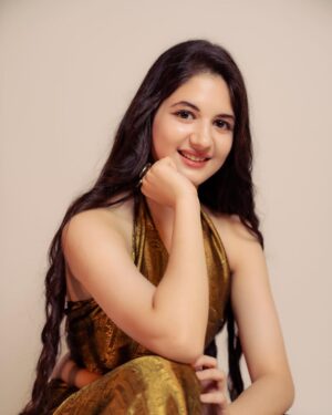 Harshaali Malhotra Instagram - A star does not compete with other stars around it; it just shines✨
.
.
📸: @chakliproduction
.
.
#star #shine #stargirl #actor #harshaalimalhotra #pictureperfect #picture #post #shinebright
