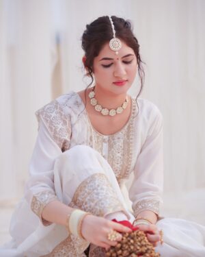 Harshaali Malhotra Instagram - Wearing poetry today 🤍🪞🦢
.
.
.
Shot at:- @blivestudio.in
Shot by:- @drkpicture_ & Team
Edited by :- @rtstudiosofficial & @kunal_khavadiya_
Hmu:- @makeupby_ankss
#harshaali #harshaalimalhotra #kathak #trending #song #chaaptilak #poetry #classic #indianclassicaldance #grace