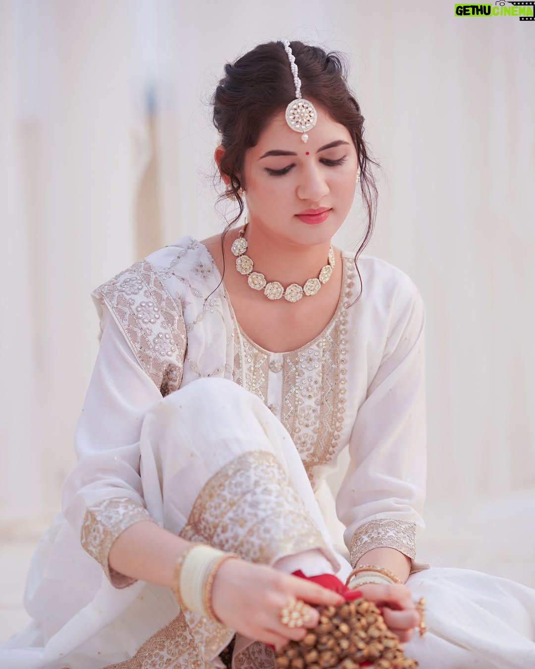 Harshaali Malhotra - 366.7K Likes - Wearing poetry today 🤍🪞🦢
.
.
.

Shot at:- @blivestudio.in
Shot by:- @drkpicture_ & Team
Edited by :- @rtstudiosofficial & @kunal_khavadiya_
Hmu:- @makeupby_ankss

#harshaali #harshaalimalhotra #kathak #trending #song #chaaptilak #poetry #classic #indianclassicaldance #grace
