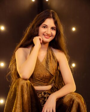 Harshaali Malhotra Instagram - A star does not compete with other stars around it; it just shines✨
.
.
📸: @chakliproduction
.
.
#star #shine #stargirl #actor #harshaalimalhotra #pictureperfect #picture #post #shinebright