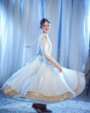 Harshaali Malhotra Instagram - Wearing poetry today 🤍🪞🦢
.
.
.
Shot at:- @blivestudio.in
Shot by:- @drkpicture_ & Team
Edited by :- @rtstudiosofficial & @kunal_khavadiya_
Hmu:- @makeupby_ankss
#harshaali #harshaalimalhotra #kathak #trending #song #chaaptilak #poetry #classic #indianclassicaldance #grace