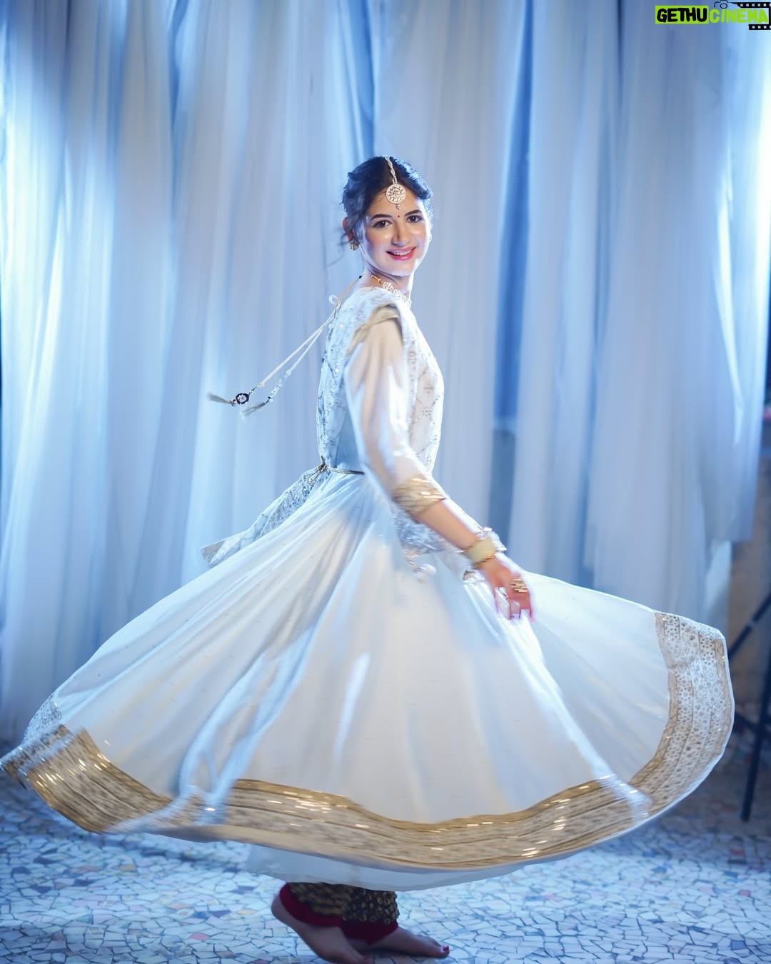 Harshaali Malhotra - 366.7K Likes - Wearing poetry today 🤍🪞🦢
.
.
.

Shot at:- @blivestudio.in
Shot by:- @drkpicture_ & Team
Edited by :- @rtstudiosofficial & @kunal_khavadiya_
Hmu:- @makeupby_ankss

#harshaali #harshaalimalhotra #kathak #trending #song #chaaptilak #poetry #classic #indianclassicaldance #grace