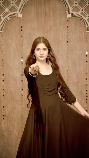 Harshaali Malhotra Instagram - Zohrajabeen✨
.
.
🎥 : @chakliproduction
Hair by: @makeovers_by_veena
.
.
#zohrajabeen #bpraak #jaani #reelitfeelit #trending #explore #harshaalimalhotra #dance #actor #reels