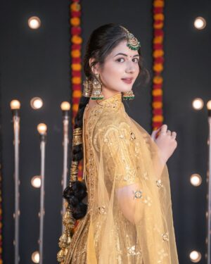Harshaali Malhotra Instagram - Dolled up Desi ˚🪷🪞🦢⋆。˚
.
.
.
Edited at:- @blivestudio.in
#harshaalimalhotra #harshaali #dolledup #traditional #golden #funmood #ethnic #desi #ootd