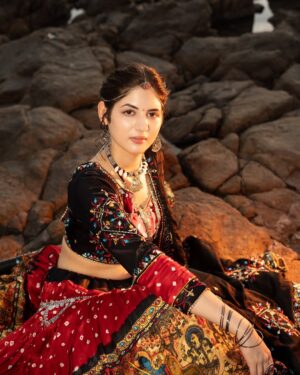 Harshaali Malhotra Instagram - Desi flexing’ 🪞🌹🦢
.
.
.
Shot at : @blivestudio.in
Shot by : @drkpictures_ and team
Outfit:@Aishwarya_designstudio
Accessories by:-@drkpictures_
#harshaalimalhotra #harshaali #festivevibes #desifeels