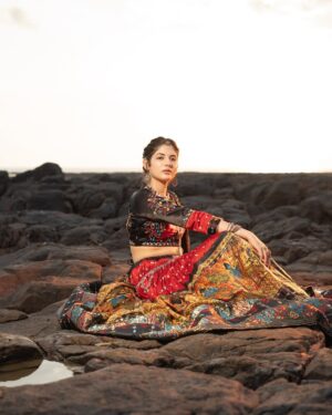 Harshaali Malhotra Instagram - Desi flexing’ 🪞🌹🦢
.
.
.
Shot at : @blivestudio.in
Shot by : @drkpictures_ and team
Outfit:@Aishwarya_designstudio
Accessories by:-@drkpictures_
#harshaalimalhotra #harshaali #festivevibes #desifeels