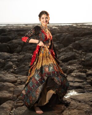 Harshaali Malhotra Instagram - Desi flexing’ 🪞🌹🦢
.
.
.
Shot at : @blivestudio.in
Shot by : @drkpictures_ and team
Outfit:@Aishwarya_designstudio
Accessories by:-@drkpictures_
#harshaalimalhotra #harshaali #festivevibes #desifeels