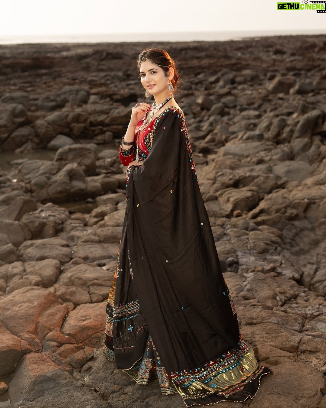 Harshaali Malhotra - 521.2K Likes - Desi flexing’ 🪞🌹🦢
.
.
.

Shot at : @blivestudio.in
Shot by : @drkpictures_ and team 
Outfit:@Aishwarya_designstudio
Accessories by:-@drkpictures_

#harshaalimalhotra #harshaali #festivevibes #desifeels