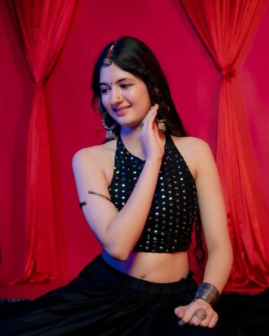 Harshaali Malhotra Instagram - I got that desi feeling!
.
.
📸: @chakliproduction
Outfit: @thecostumebazaar
.
.
#indian #outfit #desi #selflove #harshaalimalhotra #pictureperfect #loveyourself #desilook #beautiful