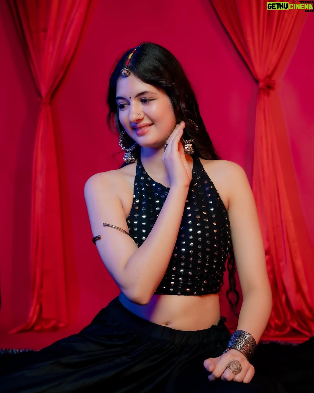 Harshaali Malhotra - 292.6K Likes - I got that desi feeling! 
.
.
📸: @chakliproduction 
Outfit: @thecostumebazaar 
.
.
#indian #outfit #desi #selflove #harshaalimalhotra #pictureperfect #loveyourself #desilook #beautiful