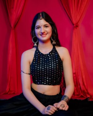 Harshaali Malhotra Instagram - I got that desi feeling!
.
.
📸: @chakliproduction
Outfit: @thecostumebazaar
.
.
#indian #outfit #desi #selflove #harshaalimalhotra #pictureperfect #loveyourself #desilook #beautiful