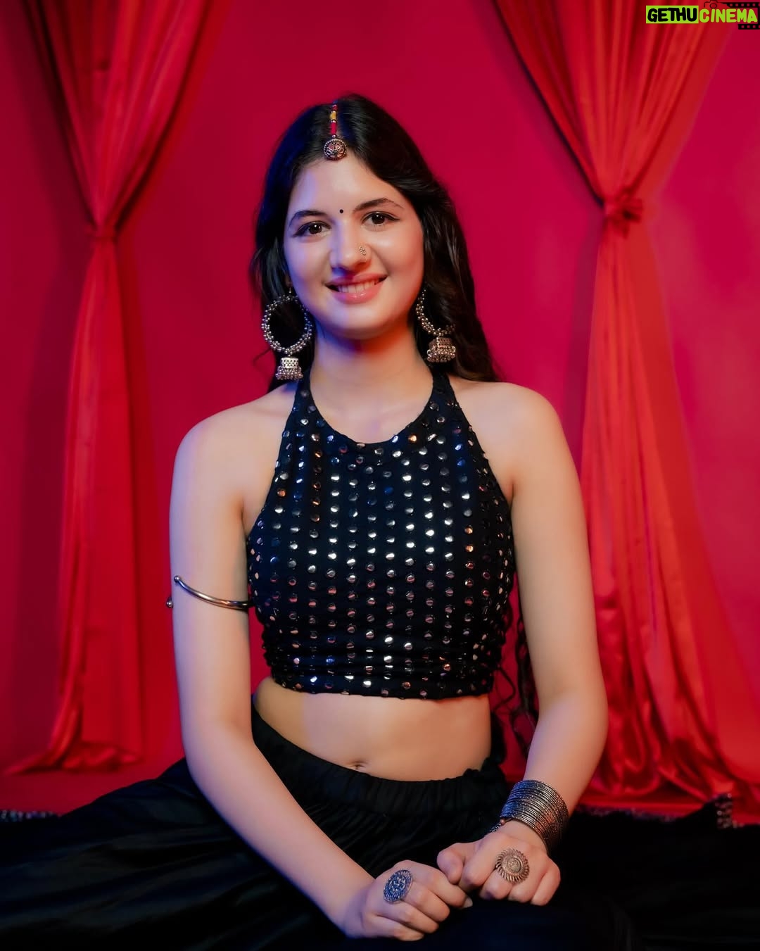 Harshaali Malhotra - 292.6K Likes - I got that desi feeling! 
.
.
📸: @chakliproduction 
Outfit: @thecostumebazaar 
.
.
#indian #outfit #desi #selflove #harshaalimalhotra #pictureperfect #loveyourself #desilook #beautiful