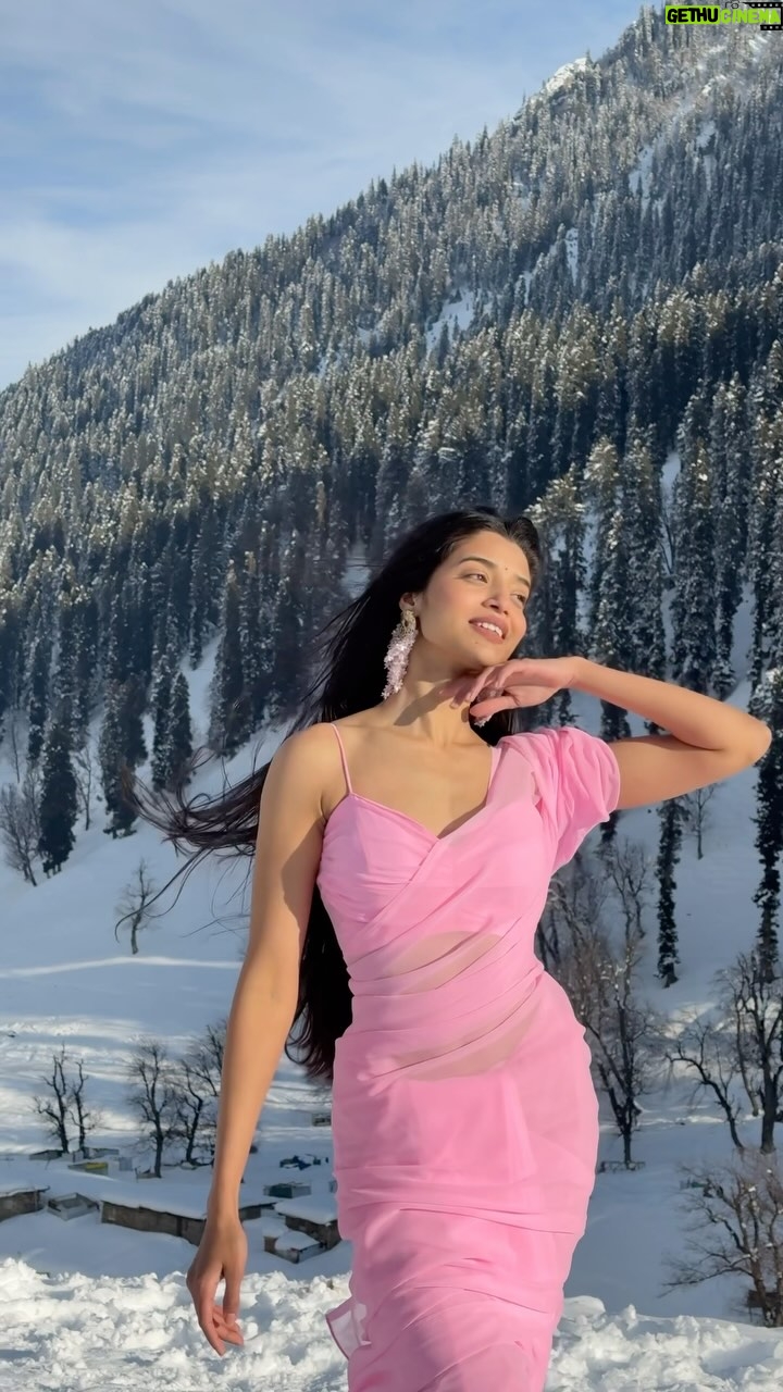 Harshita Karma - 526.2K Likes - Bollywood enough? 💕🙈

Vc - @_mohit_chouhan__ ✨
.
( tum kya mile, kashmir, saree in kashmir, sonmarg, pink saree, bollywood, bollywood dream, saree, indian, harshita karma)
