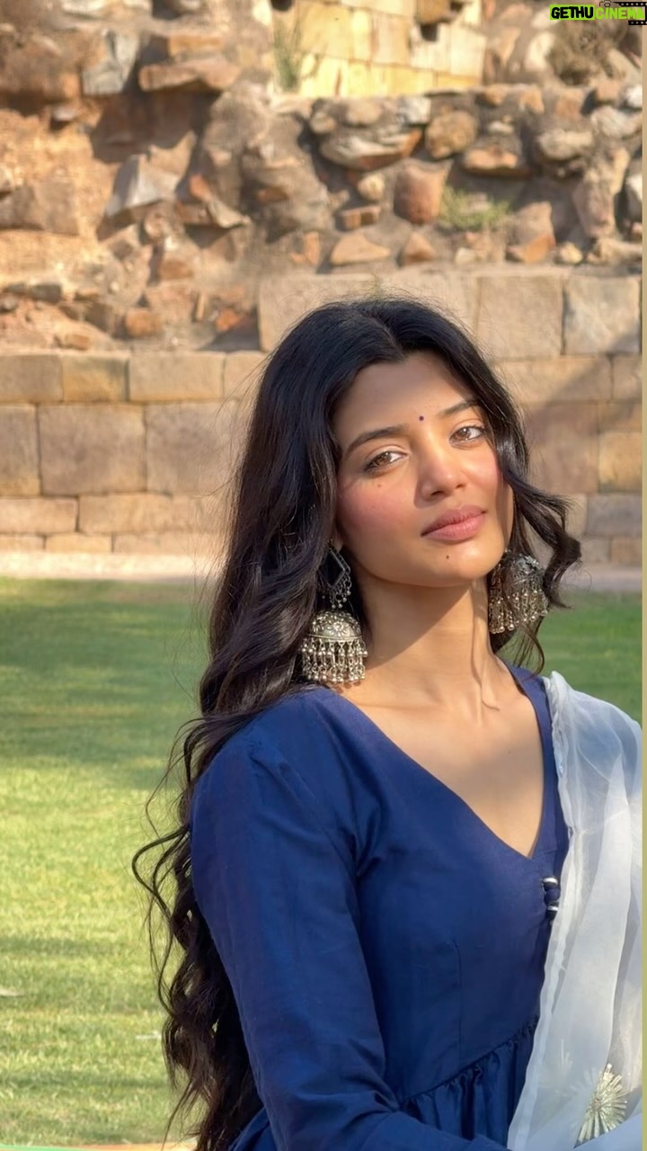 Harshita Karma - 512.9K Likes - The intimacy of eye contact 👀💙