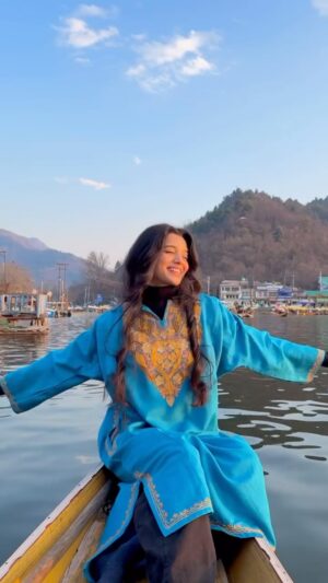 Harshita Karma Instagram - Dal Lake 🩵
.
Vc @_mohit_chouhan__
.
( kashmir, dal lake, pheran, kashmiri pheran, kashmiri outfit, srinagar, o meri laila, laila majnu, bollywood, kashmir india, harshita karma )