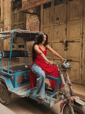 Harshita Karma Instagram - तुझसे मिलना पुरानी Dilli में ♥️
.
.
(Delhi, puarni dilli, purani delhi, delhi aesthetics, vintage, delhi outfit inspo, aesthetics, Indian aesthetics, edits )