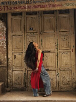 Harshita Karma Instagram - तुझसे मिलना पुरानी Dilli में ♥️
.
.
(Delhi, puarni dilli, purani delhi, delhi aesthetics, vintage, delhi outfit inspo, aesthetics, Indian aesthetics, edits )