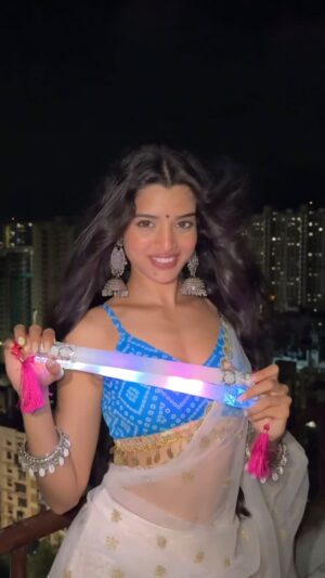 Harshita Karma Instagram - Love my electric dandiya 💃🪩
.
Vc @himanshikarmaa
Audio @djamsal