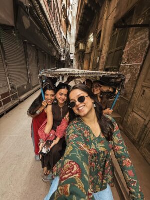 Harshita Karma Instagram - तुझसे मिलना पुरानी Dilli में ♥️
.
.
(Delhi, puarni dilli, purani delhi, delhi aesthetics, vintage, delhi outfit inspo, aesthetics, Indian aesthetics, edits )