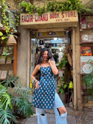 Harshita Karma Instagram - Dilli 💙
( Delhi, delhi aesthetic, faqir chand, book store, kurti aesthetic )