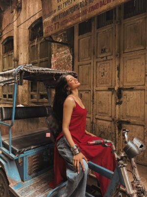 Harshita Karma Instagram - तुझसे मिलना पुरानी Dilli में ♥️
.
.
(Delhi, puarni dilli, purani delhi, delhi aesthetics, vintage, delhi outfit inspo, aesthetics, Indian aesthetics, edits )