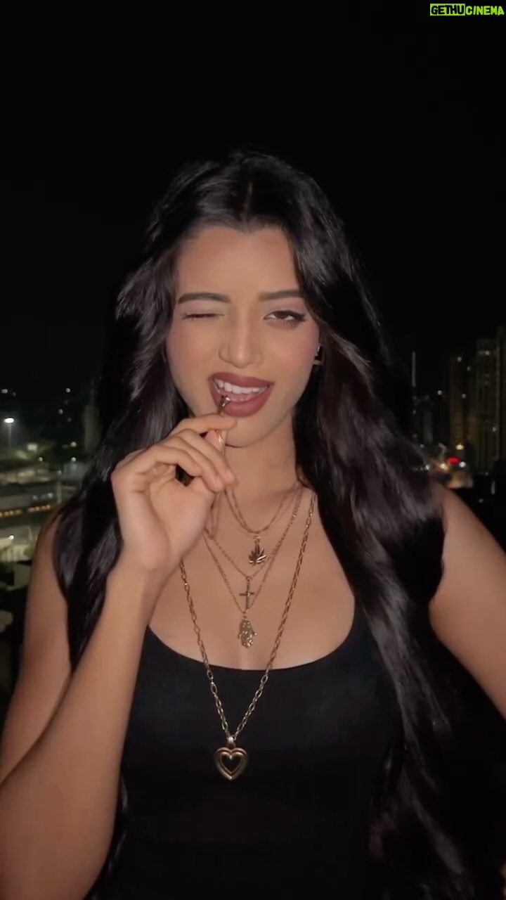 Harshita Karma - 127.8K Likes - I tried 🖤 

( Latina makeup trend, Latina, trending, beauty )