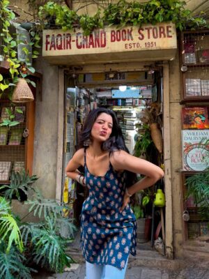 Harshita Karma Instagram - Dilli 💙
( Delhi, delhi aesthetic, faqir chand, book store, kurti aesthetic )