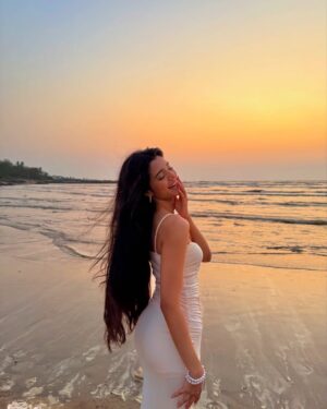 Harshita Karma Instagram - Choose your favourite picture! 🤍✨
.
Wearing @savana ( use my coupon code harshita21 to get extra discount ✨)