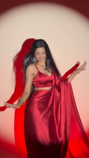 Harshita Karma Instagram - Red saree> ❤️
.
Saree @laevachi
Shot at @clickclickkstudio
Vc @himanshikarmaa