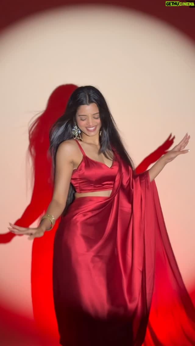 Harshita Karma - 72.2K Likes - Red saree> ❤️
.
Saree @laevachi 
Shot at @clickclickkstudio 
Vc @himanshikarmaa