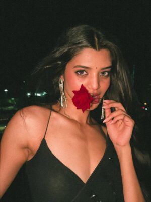 Harshita Karma Instagram - Aagyi aage main jahan se! 🥀
.
Edits @saetenation
Pc @himanshikarmaa