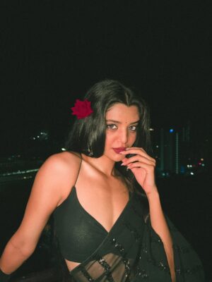 Harshita Karma Instagram - Aagyi aage main jahan se! 🥀
.
Edits @saetenation
Pc @himanshikarmaa