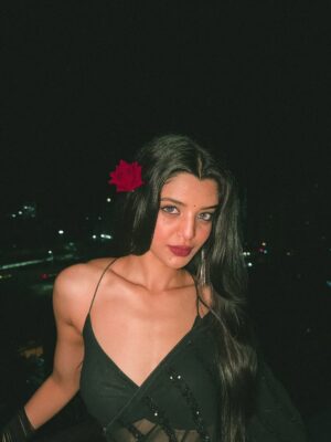 Harshita Karma Instagram - Aagyi aage main jahan se! 🥀
.
Edits @saetenation
Pc @himanshikarmaa